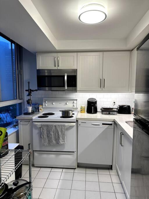 Best Location In Downtown- Walking To Eaton Centre, Nathan Phillips Square, Yonge-Dundas, Ikea,Transit Toronto Exteriér fotografie